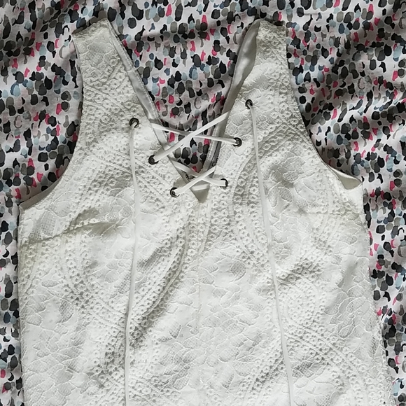 Lacy white dress - Picture 2 of 4